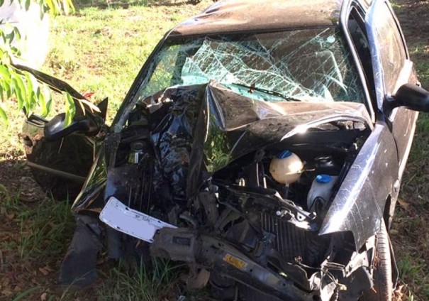 Colis�o de carro contra �rvore na SP-294 fere duas pessoas gravemente