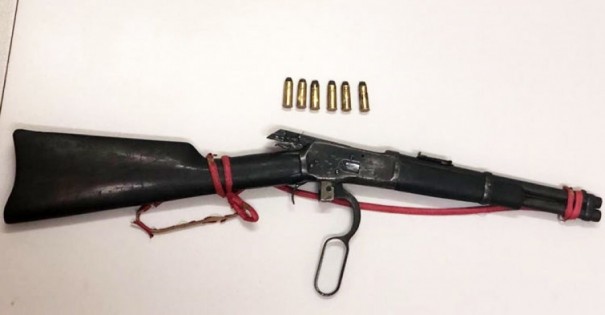 Pol�cia Civil de Iacri apreende carabina em moradia de propriedade rural