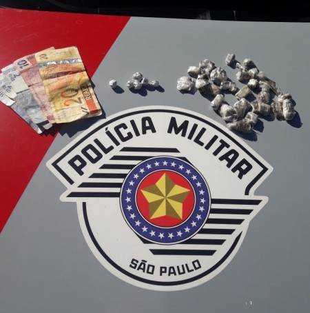 Polícia Militar de OC prende mulher por tráfico de drogas