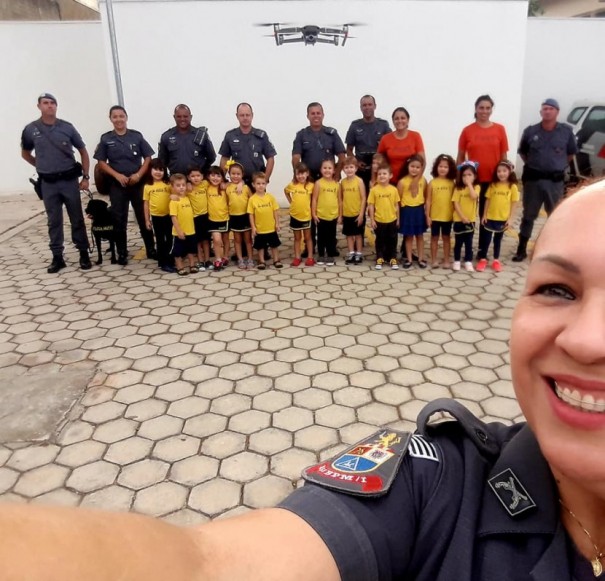 Alunos do S�tio do Pica Pau Amarelo visitam sede da PM de Osvaldo Cruz