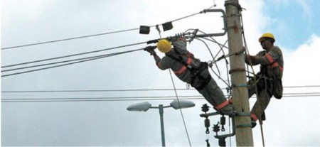 Rompimento de cabo da rede elétrica deixa Salmourão sem energia
