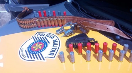 PM Rodoviária localiza arma e munições em carro e prende motorista em Adamantina