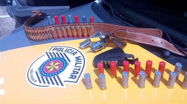 PM Rodovi�ria localiza arma e muni��es em carro e prende motorista em Adamantina