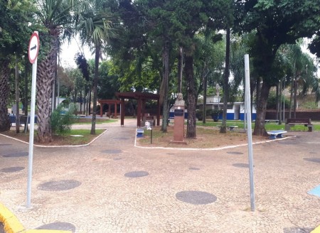 Empresário reclama da falta de iluminação na praça Osvaldo Martins