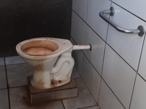 Voc Reprter: Usurio reclama da situao do banheiro da Praa da Matriz de OC