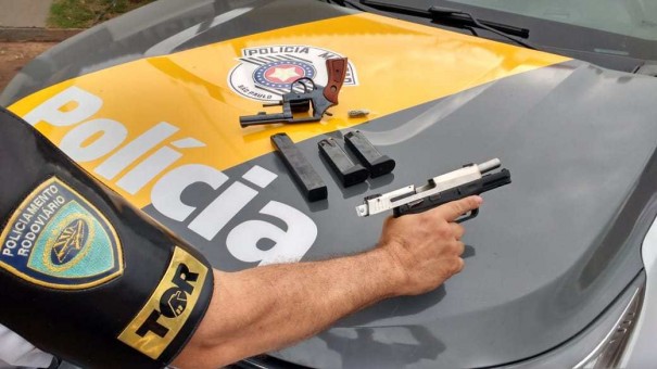 PM Rodovi�ria flagra homem em �nibus de linha com armas e droga