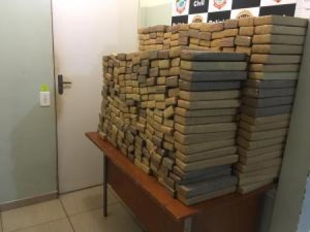 Polícia Civil apreende 410 quilos de maconha, prende traficante foragido e recupera veículo furtado