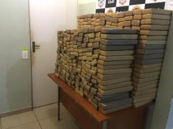 Pol�cia Civil apreende 410 quilos de maconha, prende traficante foragido e recupera ve�culo furtado