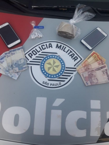 Denúncia anônima ajuda PM a prender dois indivíduos pelo crime de tráfico