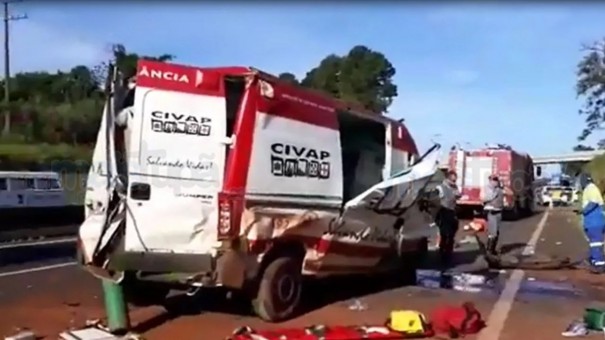 Ambulncia do Samu capota em rodovia e deixa trs socorristas feridos