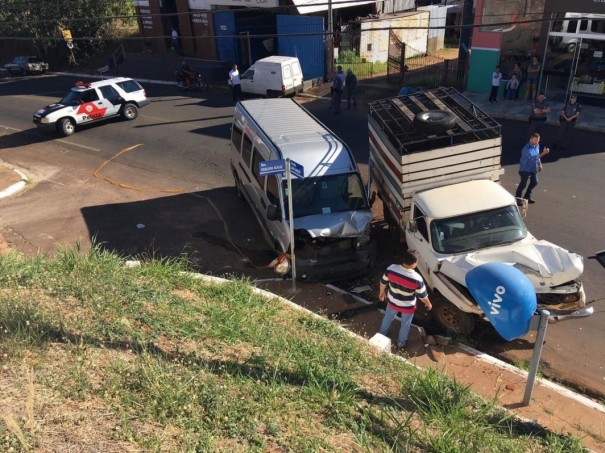Acidente entre dois veculos e Van escolar deixa crianas e adulto feridos em Dracena