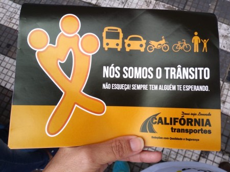 Departamento de Trânsito, Rotary Califórnia, ASD e Califórnia Transportes entregam panfletos educativos sobre Trânsito 