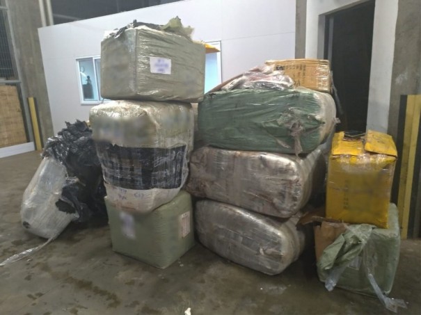 Pol�cia Militar apreende 48 volumes com mercadorias do Paraguai transportadas em �nibus