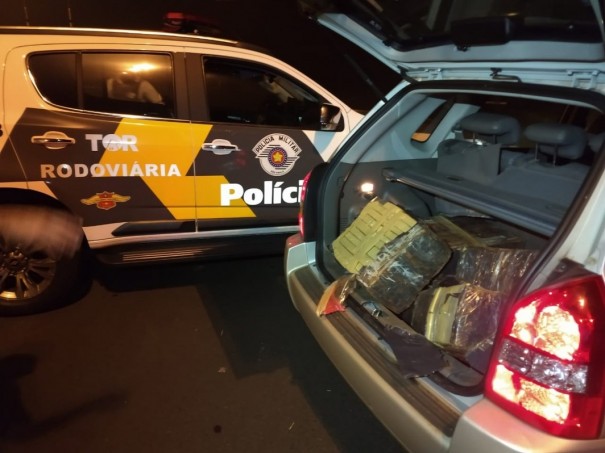 Pol�cia Rodovi�ria localiza carro lotado de maconha durante fiscaliza��o na SP-270