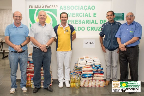 ACEOC realiza doao de alimentos arrecadados em eventos com psiclogo Dr. Adalberto Matos