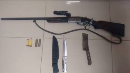 Espingarda e facas são apreendidas durante abordagem policial, em Rinópolis