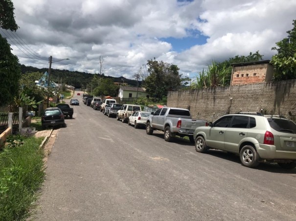 Escassez de combustvel faz venezuelanos cruzarem fronteira para comprar gasolina no Brasil