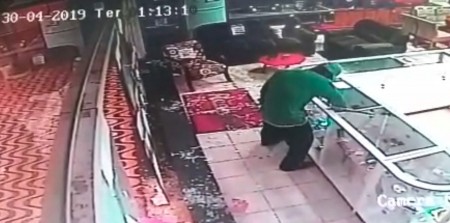 Com vidros quebrados, loja em Tupi Paulista é alvo de furto e tem prejuízo de quase R$ 13 mil