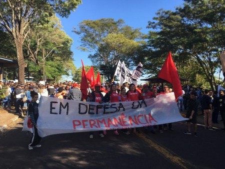 Ato contra bloqueio de verbas da educação e reforma da Previdência mobiliza professores e estudantes