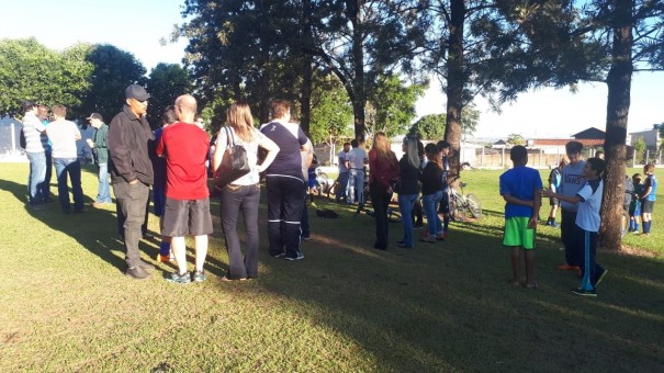 Pais de atletas das categorias de base do Azul�o realizaram manifesta��o contra decis�o da Justi�a