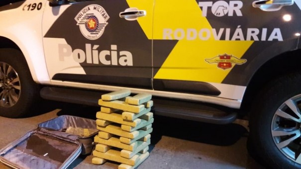 Passageiro de �nibus acaba preso ap�s ser flagrado pela pol�cia com 20 quilos de maconha