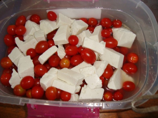 Agentes interceptam entrada em pres�dio de coca�na l�quida 'disfar�ada' em meio a tomates e queijo