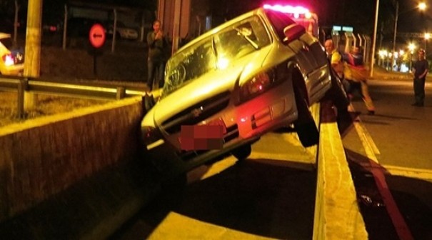 Carro desgovernado avan�a sobre passarela em viaduto na SP-294