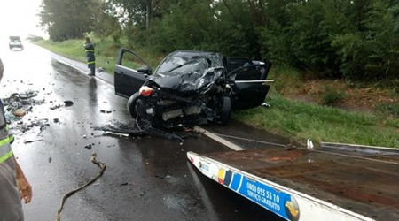 Acidente com pista molhada deixa três pessoas feridas na SP-294