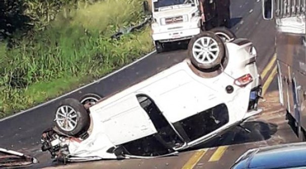 Mulheres ficam feridas ap�s capotamento do ve�culo na SP-294