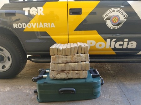 Mulher transporta quase 32 kg de maconha em mala e acaba presa durante fiscalização policial
