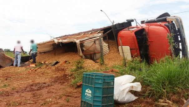 Caminh�o tomba em vicinal de Quintana e fere motorista