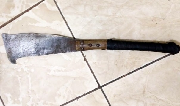 Homem que teria inten��o de agredir o neto � detido com fac�o em Queiroz