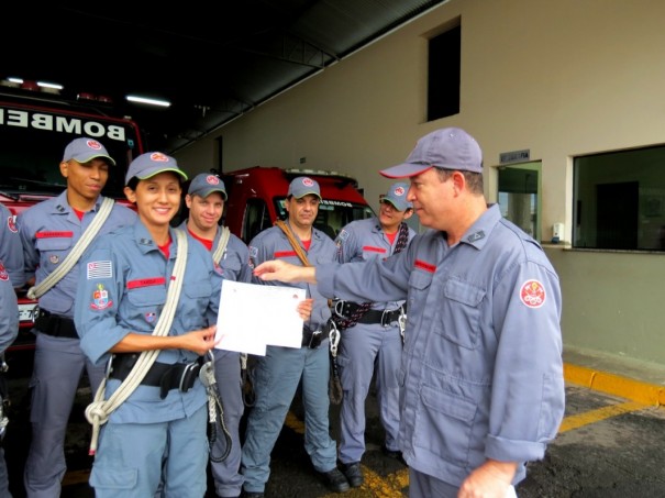 Corpo de Bombeiros realiza homenagem para as bombeiras pelo Dia da Mulher