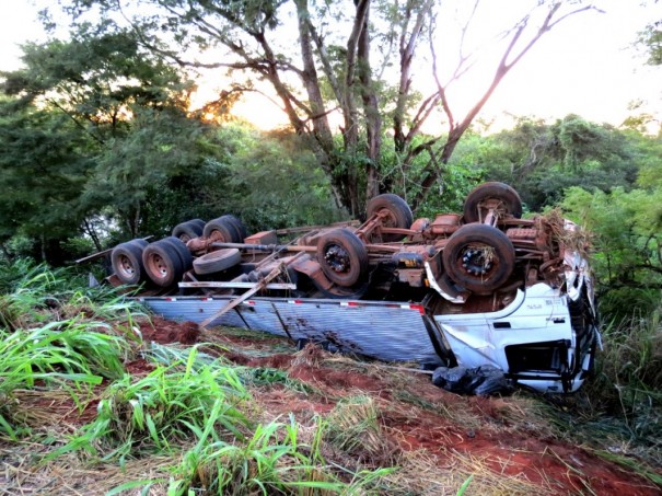 Acidente na Ponte do Rio Feio deixa motorista gravemente ferido 