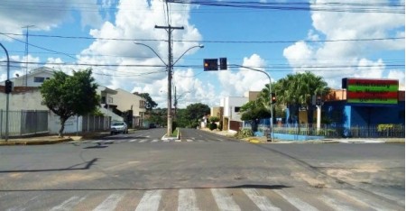 Carro e moto colidem em cruzamento com semáforo com defeito