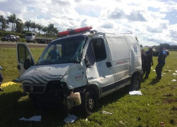Exclusivo: Ambulncia de Osvaldo Cruz se envolve em acidente na Castelo Branco 