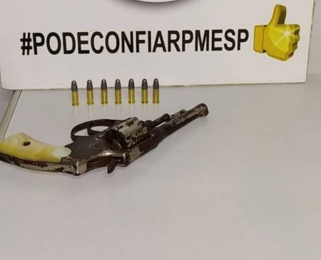 Ao ver viatura da PM, homem dispensa revólver em tambor plástico, mas é abordado e preso