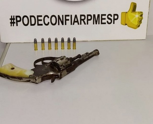 Ao ver viatura da PM, homem dispensa rev�lver em tambor pl�stico, mas � abordado e preso