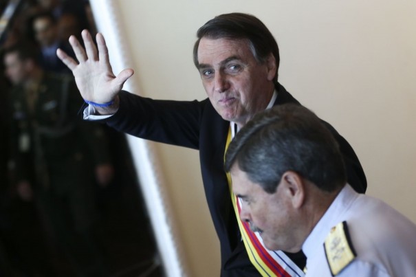 Bolsonaro diz que vai conversar com parlamentares sobre Previdncia