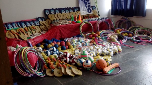 Prefeitura entrega R$ 33 mil em materiais esportivos e brinquedos para rede municipal de ensino