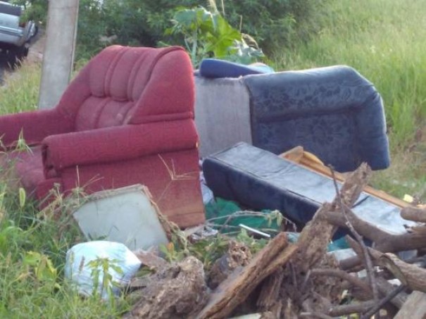 Criminosos seguem com polui��o ambiental ao jogar sof�s velhos pelas estradas rurais de Osvaldo Cruz