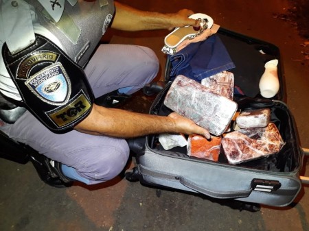 Casal morador do Paraguai transporta cocaína em ônibus e acaba preso, em Presidente Epitácio