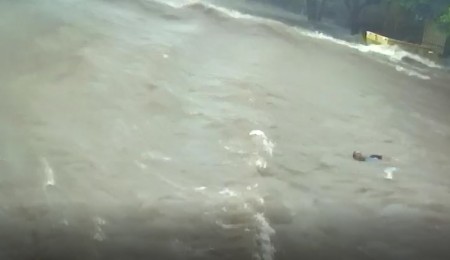 Homem fica ferido ao ser arrastado por enxurrada em avenida de Tupi Paulista