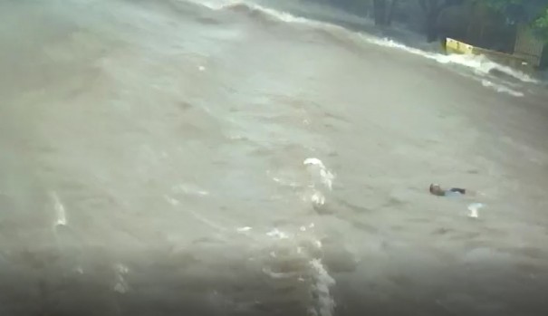 Homem fica ferido ao ser arrastado por enxurrada em avenida de Tupi Paulista