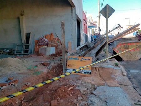 Trabalhador fica gravemente ferido após muro de obra cair