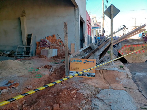 Trabalhador fica gravemente ferido aps muro de obra cair