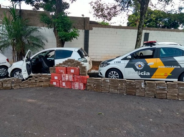 Polcia Rodoviria apreende carro com tijolos de maconha em rodovia de Marlia