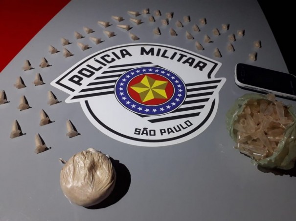 Abordagem policial encontra por��es de coca�na enterradas e prende tr�s jovens em Fl�rida Paulista