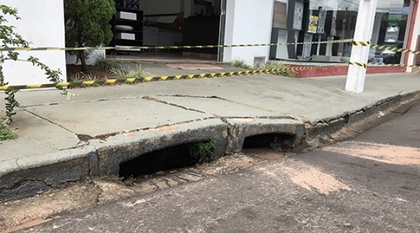 Rua que margeia Parque dos Pioneiros tem afundamento e trecho  parcialmente interditado