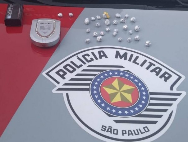 Pol�cia Militar aborda e prende traficante em Luc�lia